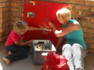 Savanah en Mommy Celeste are busy building words.