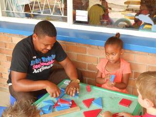 Dan Zeraan and Wanraé are building with the 3D blocks.