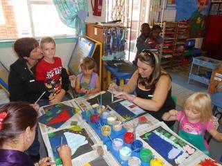 Mamma Diane, Ruan, Mamma Lizaan en Caitlin geniet die plak en verf baie!