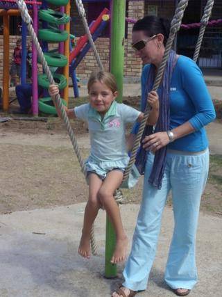 Abby word lekker geswaai deur mamma Ilse.